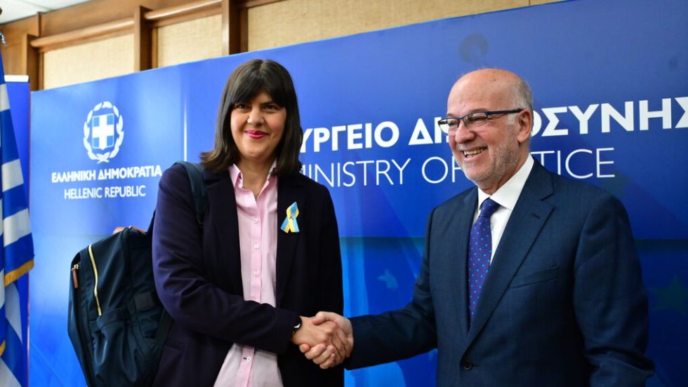 Μπροστά χαμόγελα, πίσω επιθέσεις